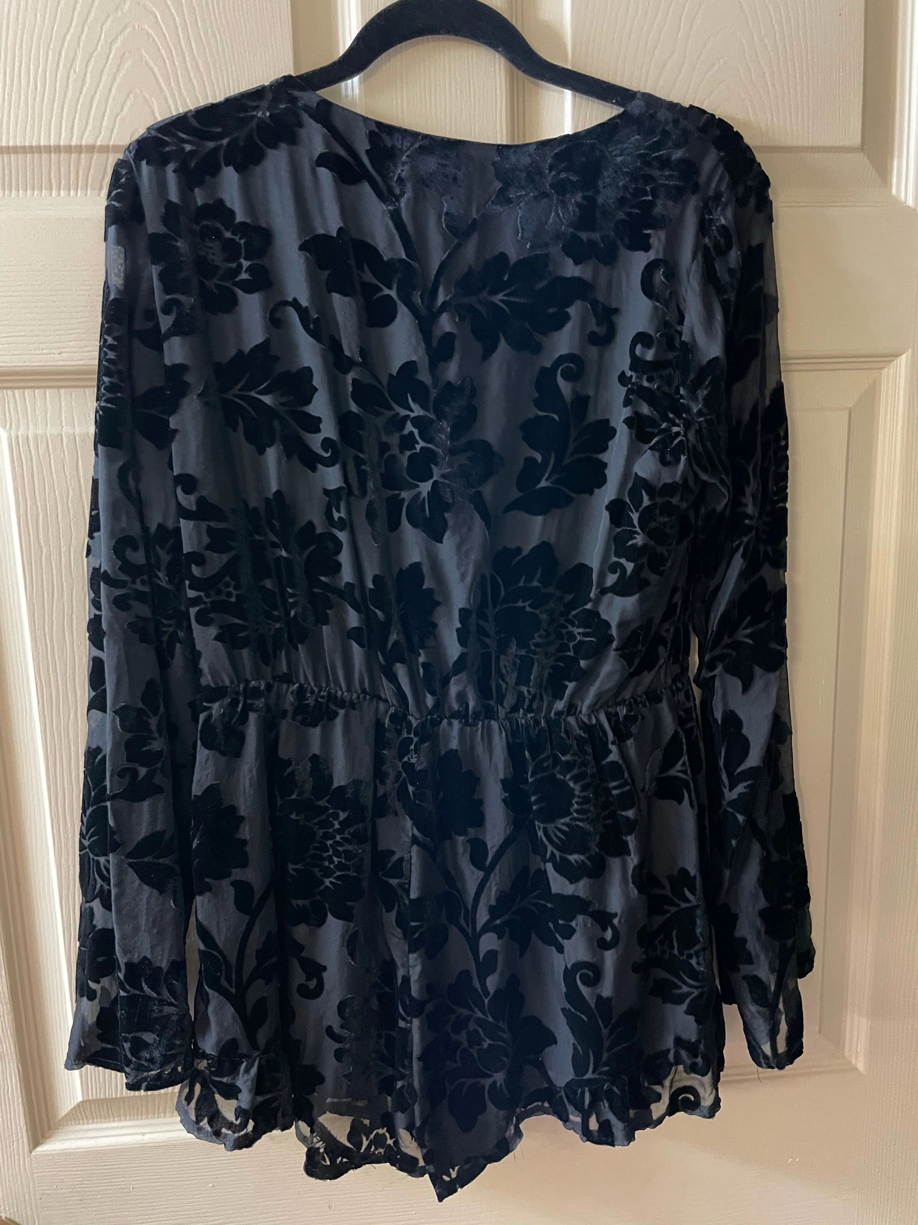 <€€* Womens Large ALTAR’D STATE Black Cross Over Blouse Long Sheer Sleeves Velvet Floral